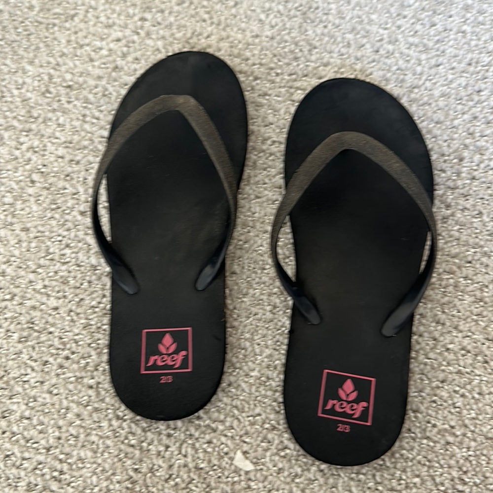 Girls Reef black flip flops